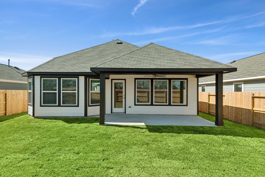 Exterior details and patio area of a home in Ambrose, La Marque (Image 4).