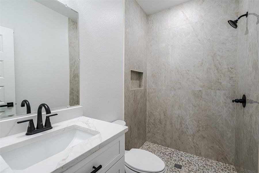 A well-appointed bathroom with sleek, modern fixtures and elegant tiling throughout. A well-appointed bathroom with sleek, modern fixtures and elegant tiling throughout.
