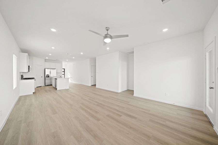 Spacious, unfurnished interior of a new home in Sunterra Lakes, Katy (Image 13).