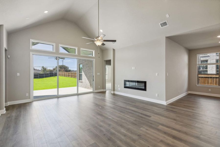 Spacious, unfurnished interior of a new home in Oaks of North Grove, Waxahachie (Image 9).