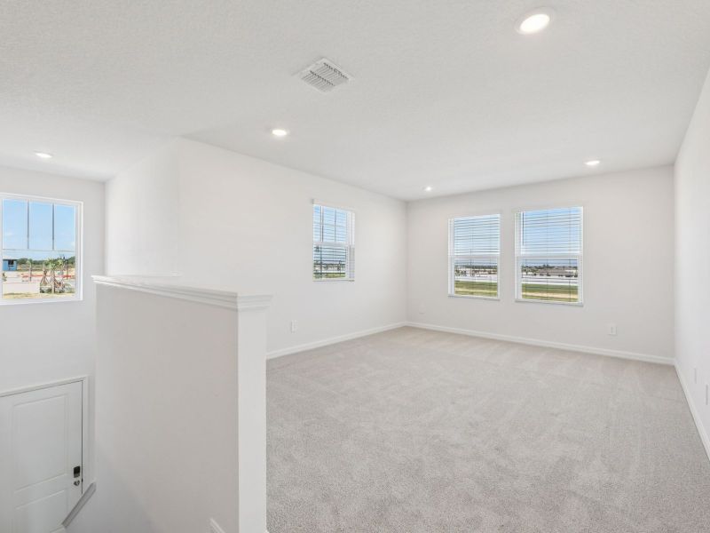 Spacious, unfurnished interior of a new home in The Reserve at Twin Lakes, St. Cloud (Image 8).