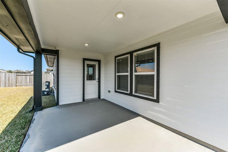 Exterior details and patio area of a home in Sunrise Cove, Texas City (Image 25).