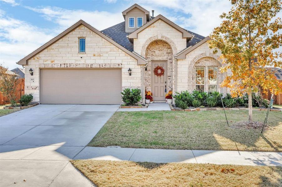 View of front facade with a front lawn and a garage