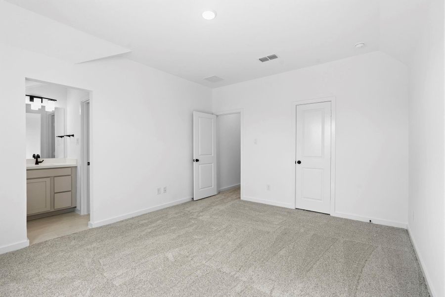 Spacious, unfurnished interior of a new home in Sienna 45', 50', Missouri City (Image 25).