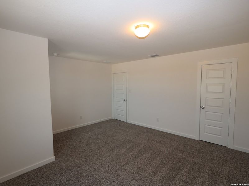 Spacious, unfurnished interior of a new home in Mesquite Ridge, San Antonio (Image 26).