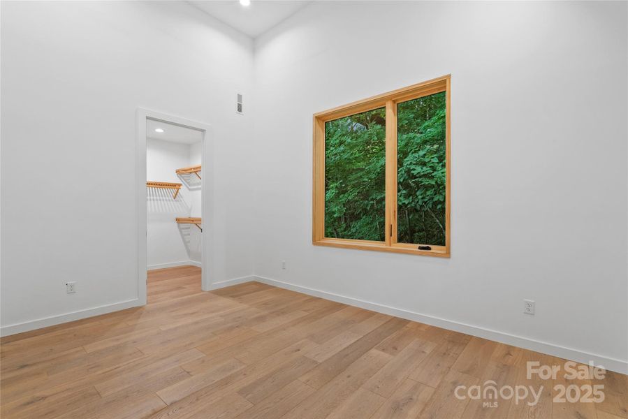 Spacious, unfurnished interior of a new home in , Asheville (Image 33).