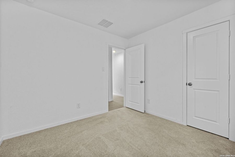 Spacious, unfurnished interior of a new home in Spring Grove, St. Hedwig (Image 11).