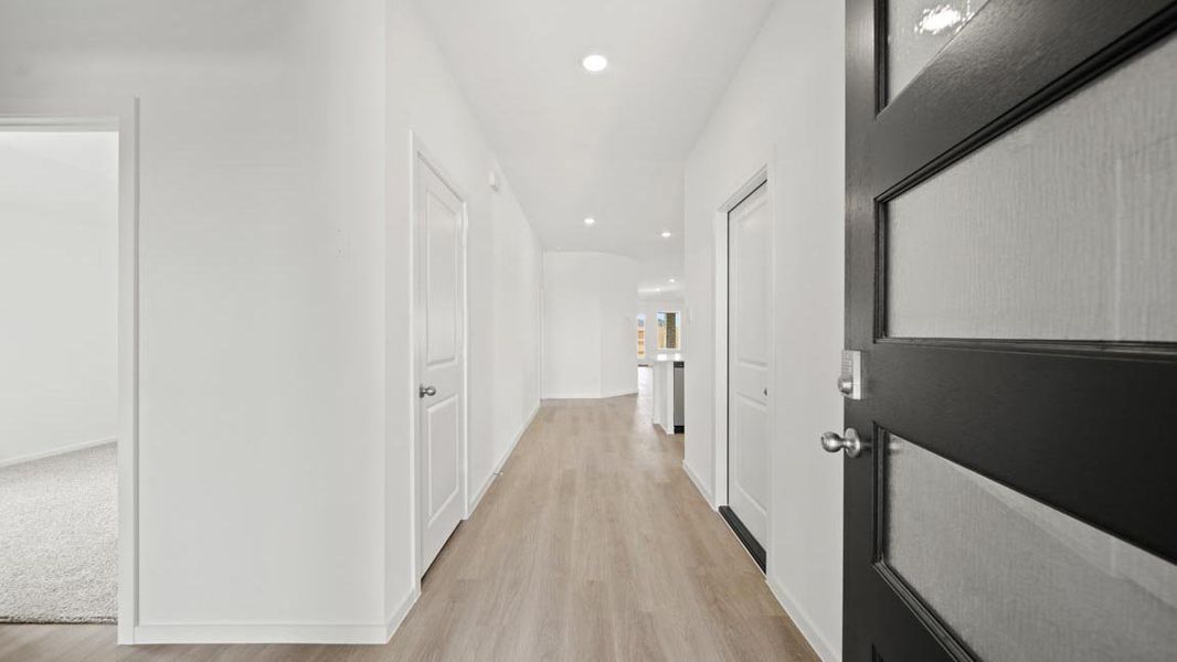 Spacious, unfurnished interior of a new home in Sunterra Lakes, Brookshire (Image 16).