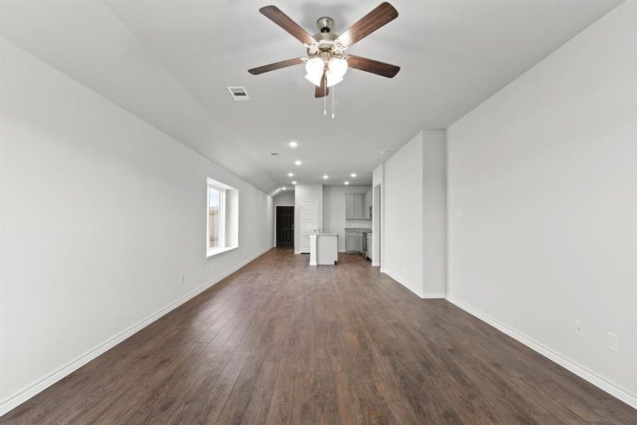 Spacious, unfurnished interior of a new home in Deer Creek, Fort Worth (Image 33). Spacious, unfurnished interior of a new home in Deer Creek, Fort Worth (Image 33).