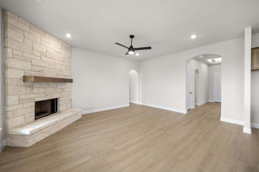 Spacious, unfurnished interior of a new home in Myrtle Creek, Waxahachie (Image 18).