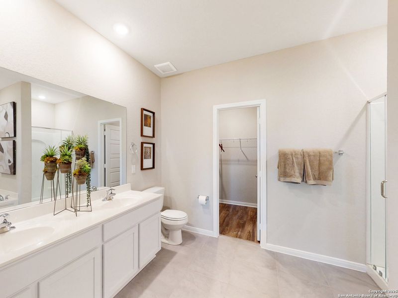 Furnished interior view inside a new home in Blue Ridge Ranch, San Antonio (Image 32). Furnished interior view inside a new home in Blue Ridge Ranch, San Antonio (Image 32).