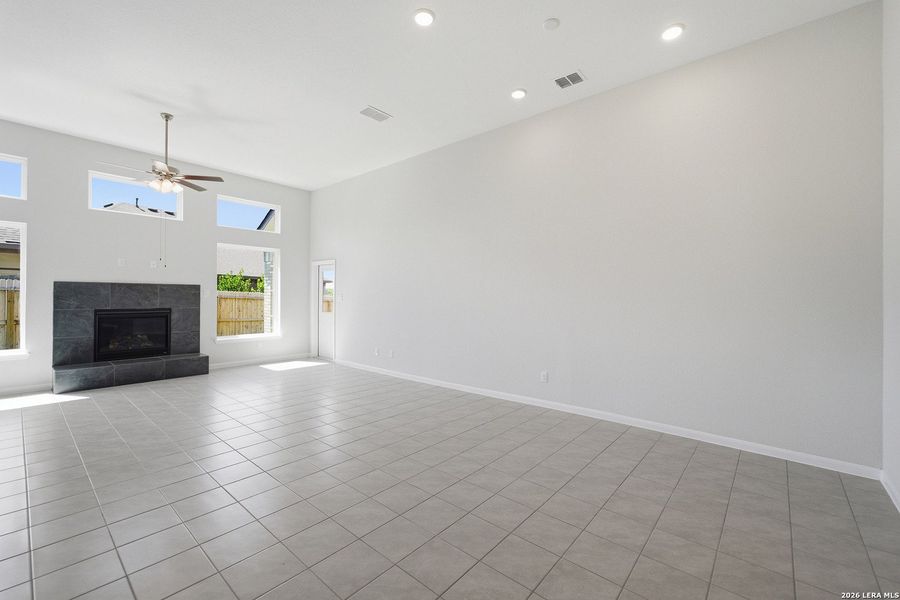 Spacious, unfurnished interior of a new home in Arcadia Ridge, San Antonio (Image 34).