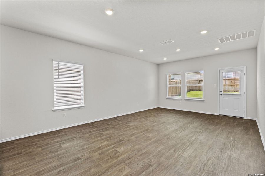 Spacious, unfurnished interior of a new home in Laurel Vistas, San Antonio (Image 23).