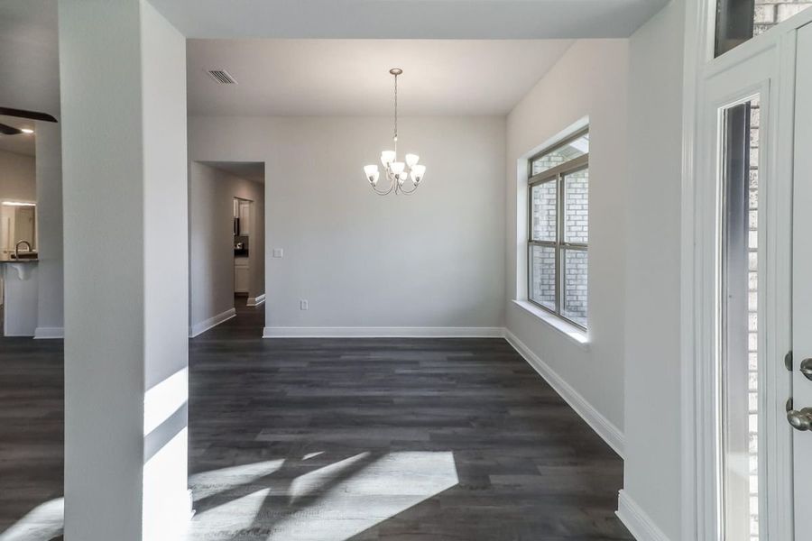 Spacious, unfurnished interior of a new home in Cedar Creek at Deerpoint Lake, Panama City (Image 12).