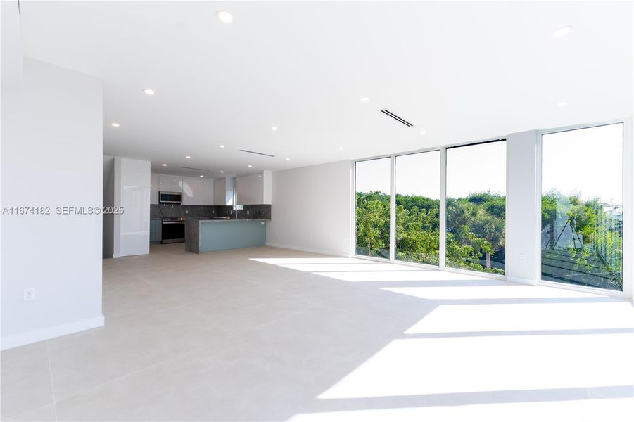 Spacious, unfurnished interior of a new home in , Key Largo (Image 22).