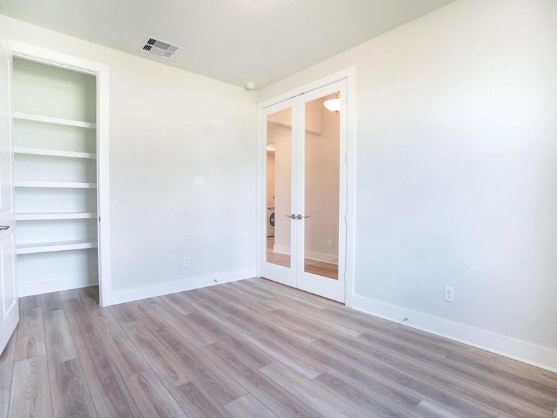 Spacious, unfurnished interior of a new home in Lago Mar, Texas City (Image 9).