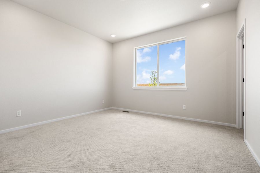 Spacious, unfurnished interior of a new home in Wolf Creek Run West, Strasburg (Image 13).