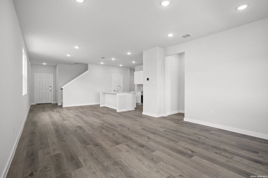 Spacious, unfurnished interior of a new home in Mesa Vista, San Antonio (Image 30).