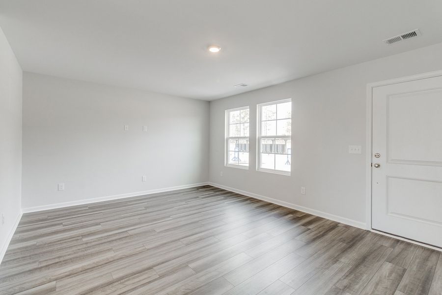 Spacious, unfurnished interior of a new home in Astoria, Columbia (Image 16).