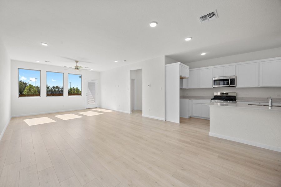 Spacious, unfurnished interior of a new home in Trinity Ranch, Elgin (Image 18).