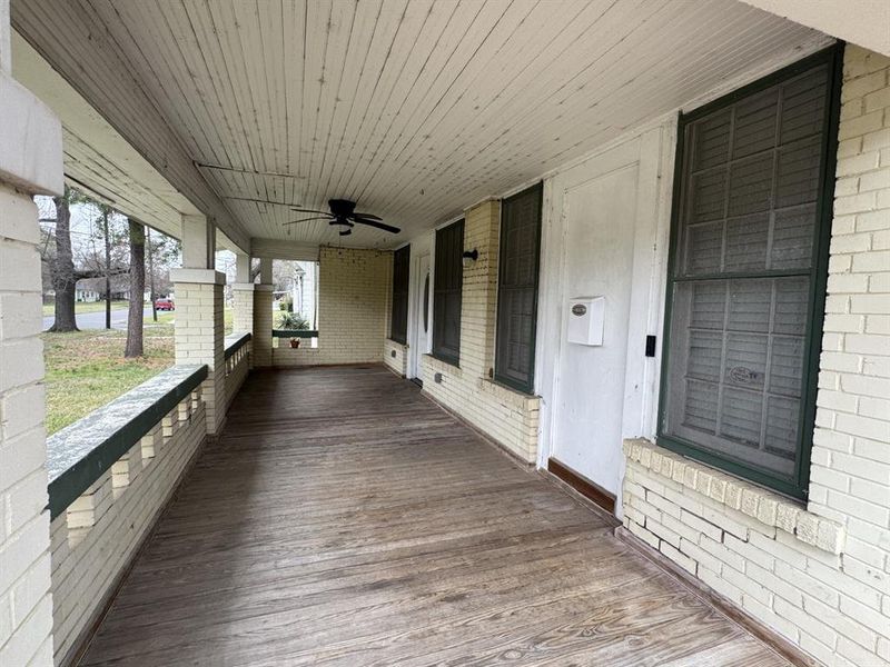 Exterior details and patio area of a home in , Paris (Image 14).
