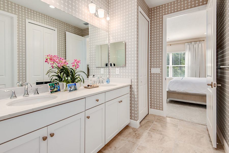 Representative furnished interior of a home built from the Dream 2 by Neal Communities in Palmera, Venice (Image 15).