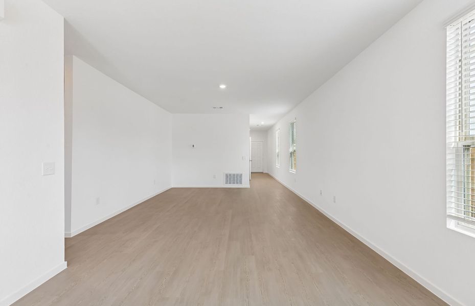 Spacious, unfurnished interior of a new home in Mavera, Conroe (Image 17).