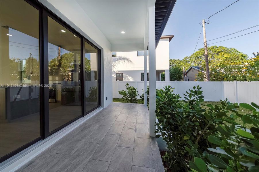 Exterior details and patio area of a home in , St. Petersburg (Image 3).