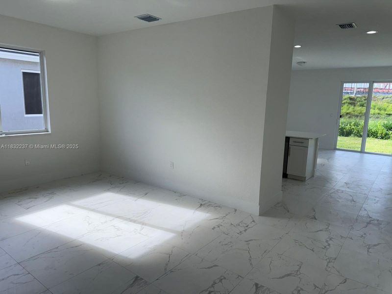 Spacious, unfurnished interior of a new home in , Homestead (Image 14).