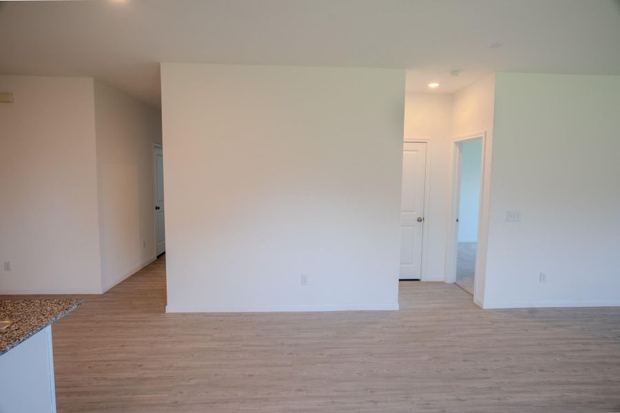 Spacious, unfurnished interior of a new home in Mustang Ridge, Alvin (Image 18).