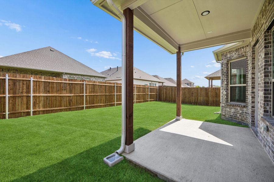 Exterior details and patio area of a home in Country Lakes, Denton (Image 3).