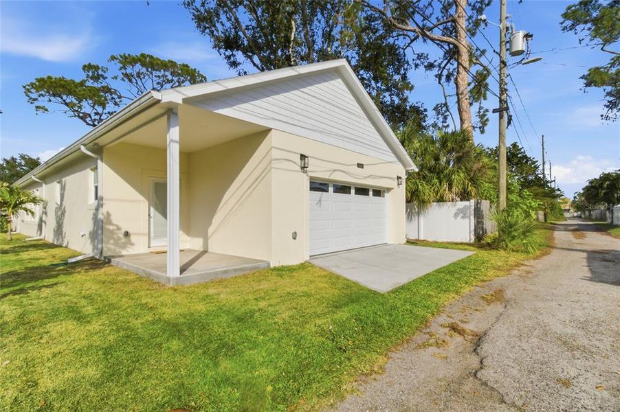 Exterior details and patio area of a home in , St. Petersburg (Image 29).