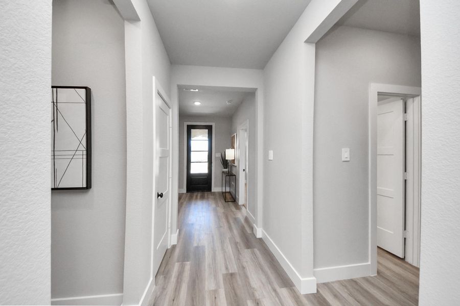 Spacious, unfurnished interior of a new home in Sunterra: Landmark Collection, Katy (Image 22).