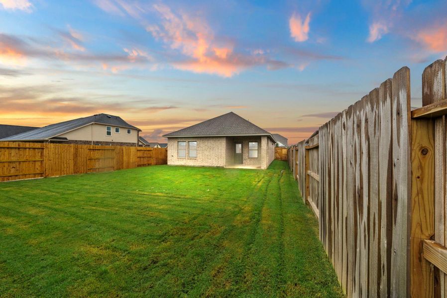 Exterior details and patio area of a home in Creekhaven, Rosharon (Image 4).