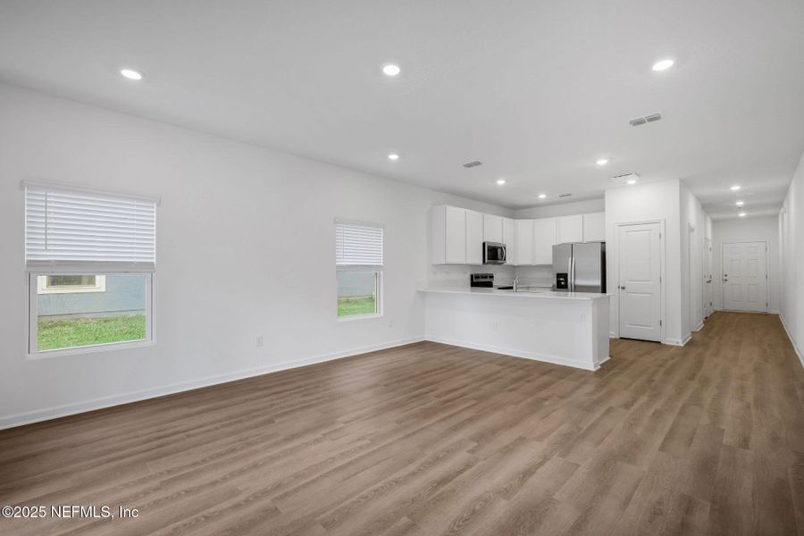 Spacious, unfurnished interior of a new home in , Jacksonville (Image 19).