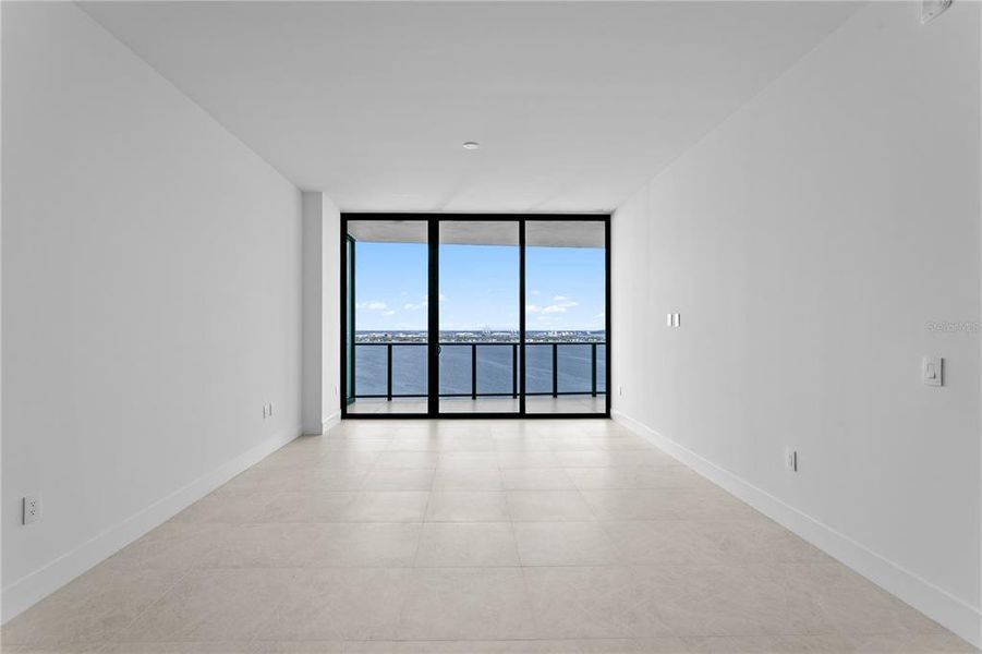 Spacious, unfurnished interior of a new home in , Tampa (Image 26).