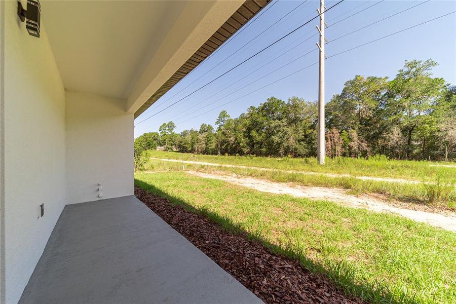 Exterior details and patio area of a home in , Citrus Springs (Image 4).