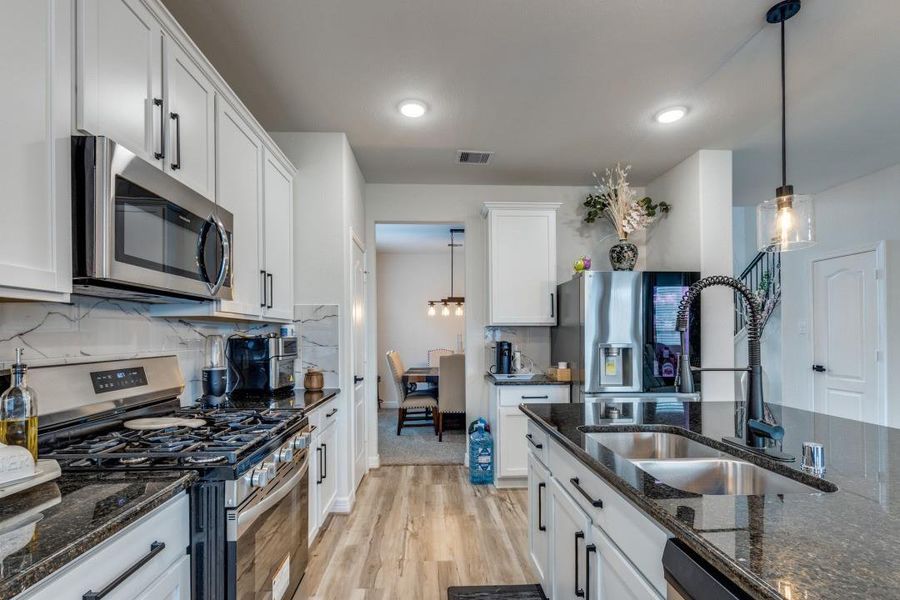 This Kitchen designed is best perfect for mastering your home cook meals and entertainment.