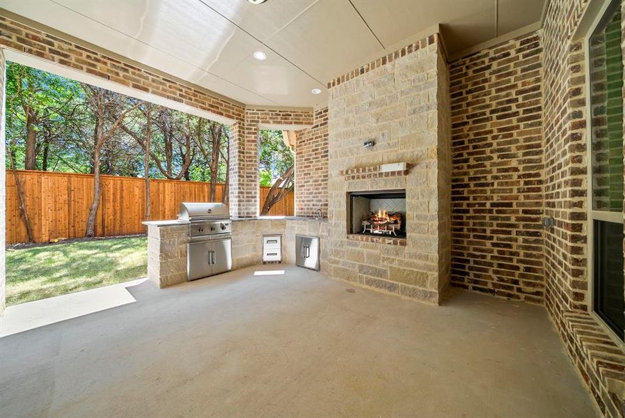 Exterior details and patio area of a home in , Cedar Hill (Image 4).