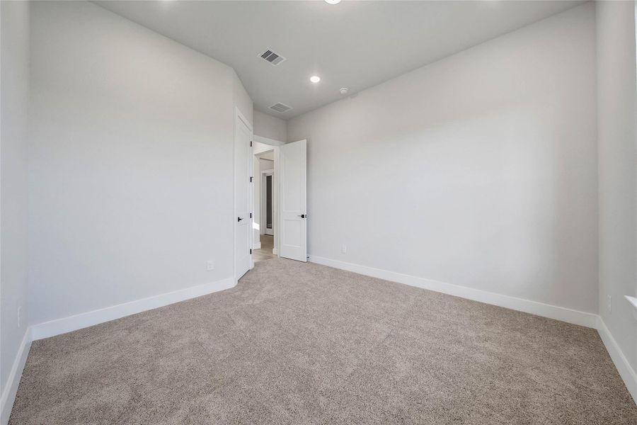 Spacious, unfurnished interior of a new home in Magnolia Bend, Rosharon (Image 33).