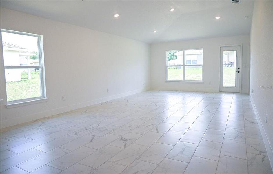 Spacious, unfurnished interior of a new home in , Ocala (Image 10).
