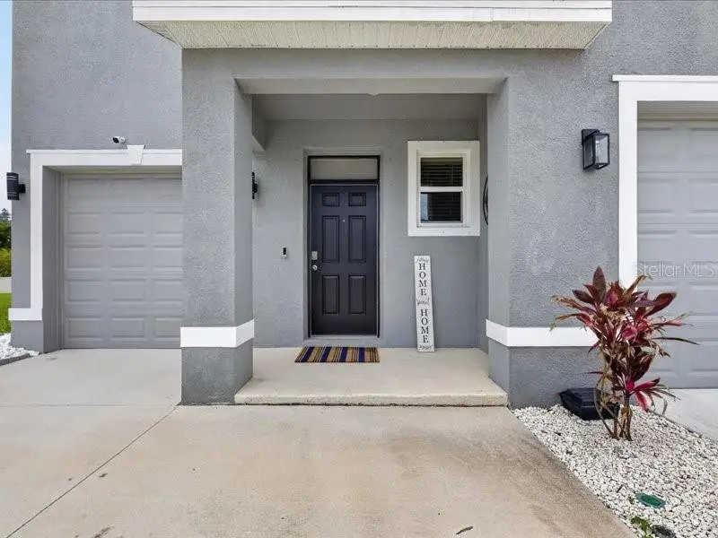 Exterior details and patio area of a home in , Apollo Beach (Image 33).