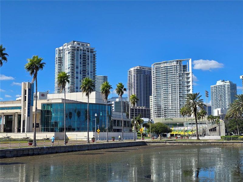 Condo located in St. Petersburg, FL showcasing its design and architecture (Image 6).