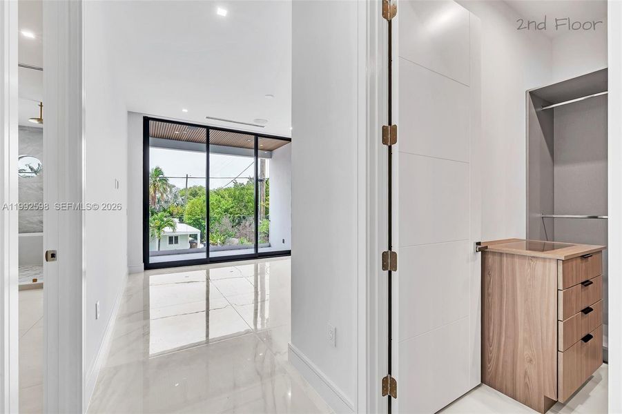 Spacious, unfurnished interior of a new home in , Key Largo (Image 59).