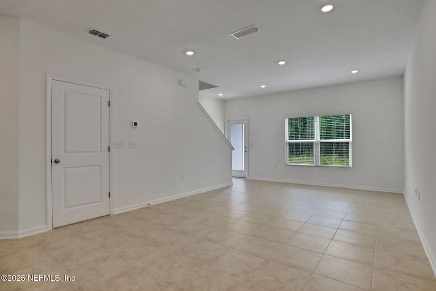 Spacious, unfurnished interior of a new home in Atlantis Pointe, Middleburg (Image 33).