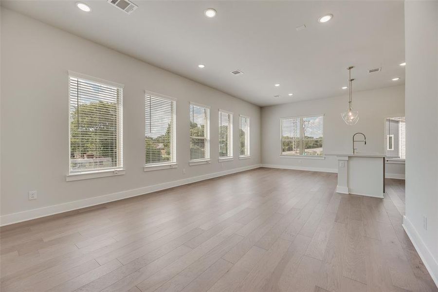Spacious, unfurnished interior of a new home in Collin Creek, Plano (Image 12).
