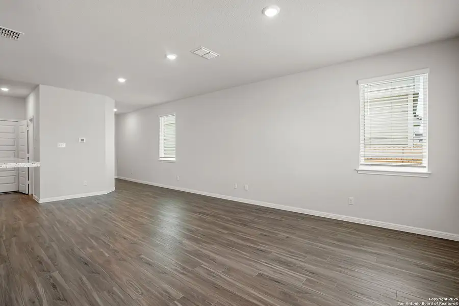 Spacious, unfurnished interior of a new home in Melissa Ranch, San Antonio (Image 6).