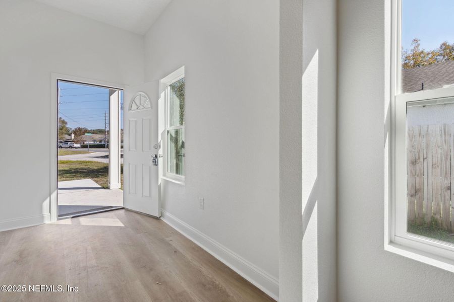 Spacious, unfurnished interior of a new home in , Middleburg (Image 14).