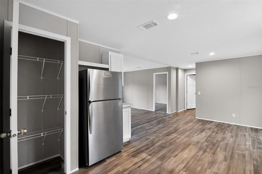 Spacious, unfurnished interior of a new home in , Crystal River (Image 17).