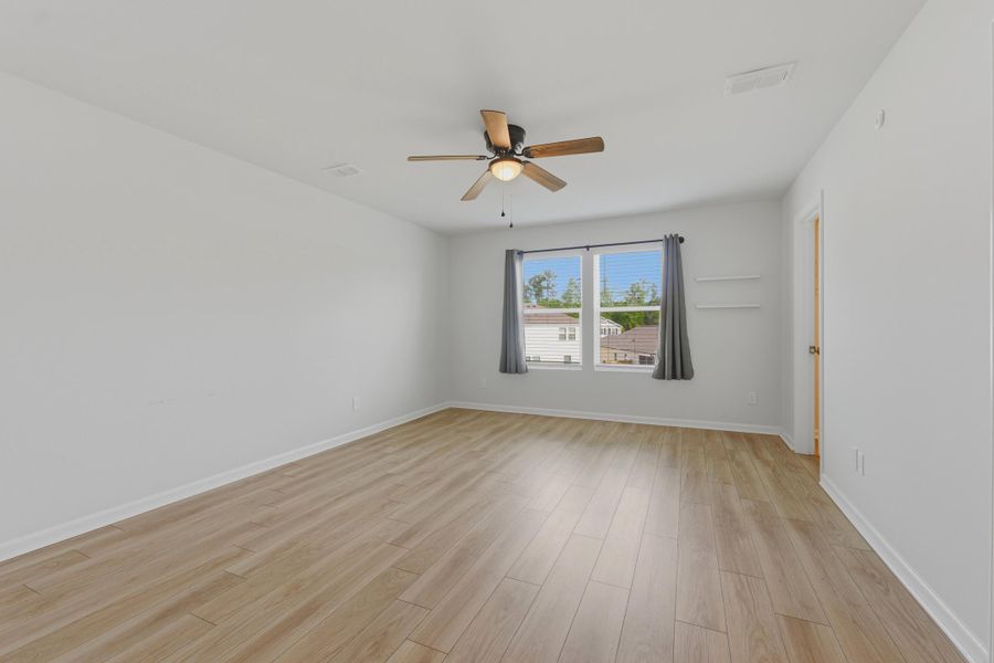 Spacious, unfurnished interior of a new home in Bradford Pointe, Summerville (Image 26).